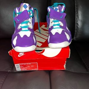 Youth Size 7 Nike
